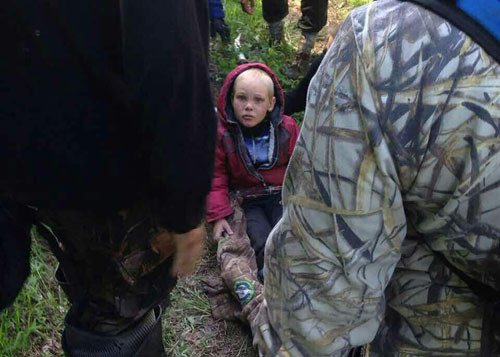 Cậu bé 4 tuổi sống sót sau 5 ngày lạc trong rừng đầy thú dữ ảnh 1