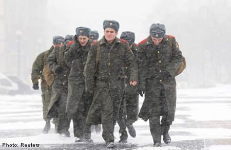 Nhiều người cho rằng quấn vải quanh chân tiện hơn đi tất