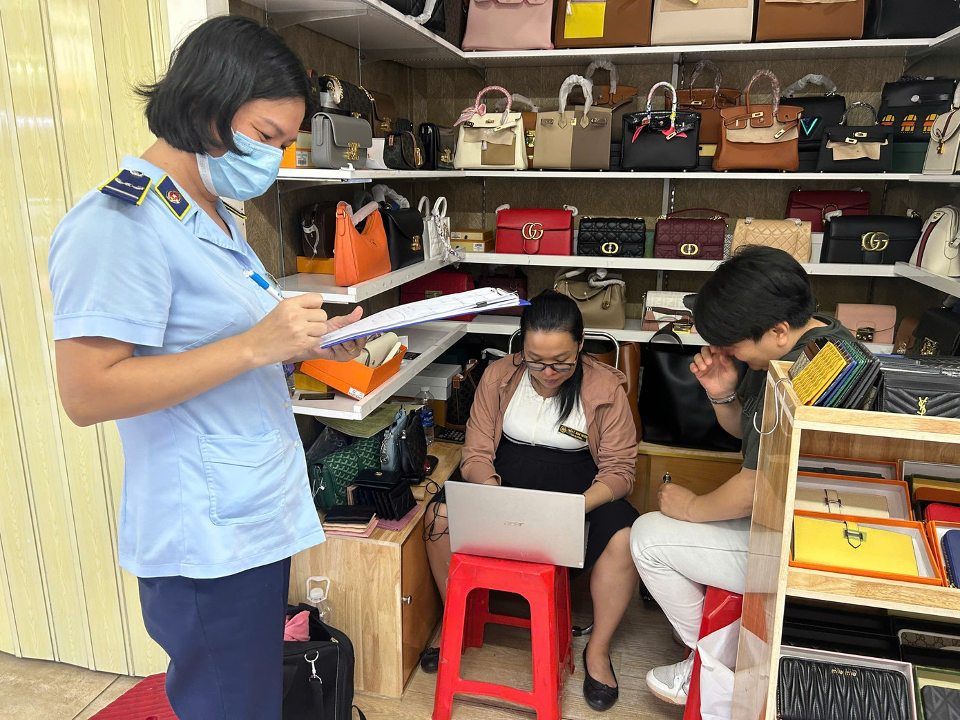 Lực lượng quản lý thị trường TPHCM kiểm tra, thu giữ nhiều sản phẩm giả, nhái tại Saigon Square hồi cuối tháng 9.