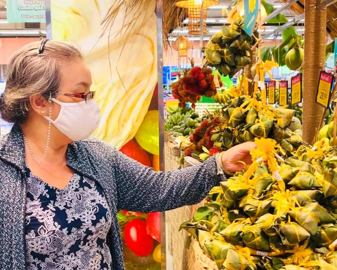 Các mặt hàng không chỉ phong phú về chủng loại mà còn có giá ưu đãi, như bánh ú nước tro giá 6.200 đồng/cái, cơm rượu 10.200 đồng/hũ. Ngoài ra còn có chè trôi nước, thịt kho trứng, khổ qua dồn thịt...