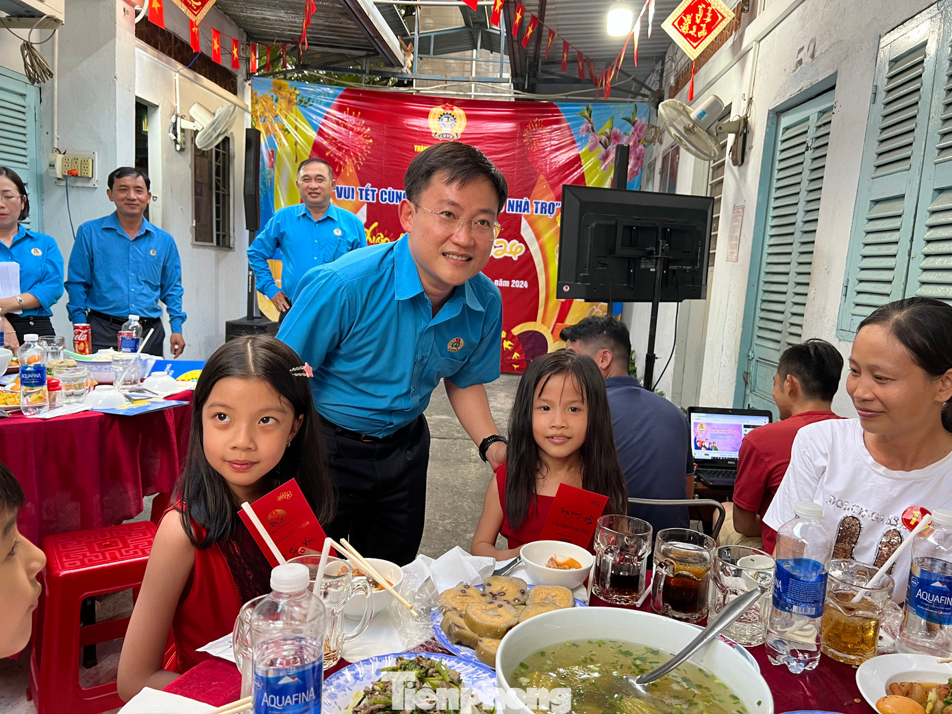 Ông Phùng Thái Quang, Phó chủ tịch LĐLĐ TPHCM lì xì cho các bé là con công nhân lao động