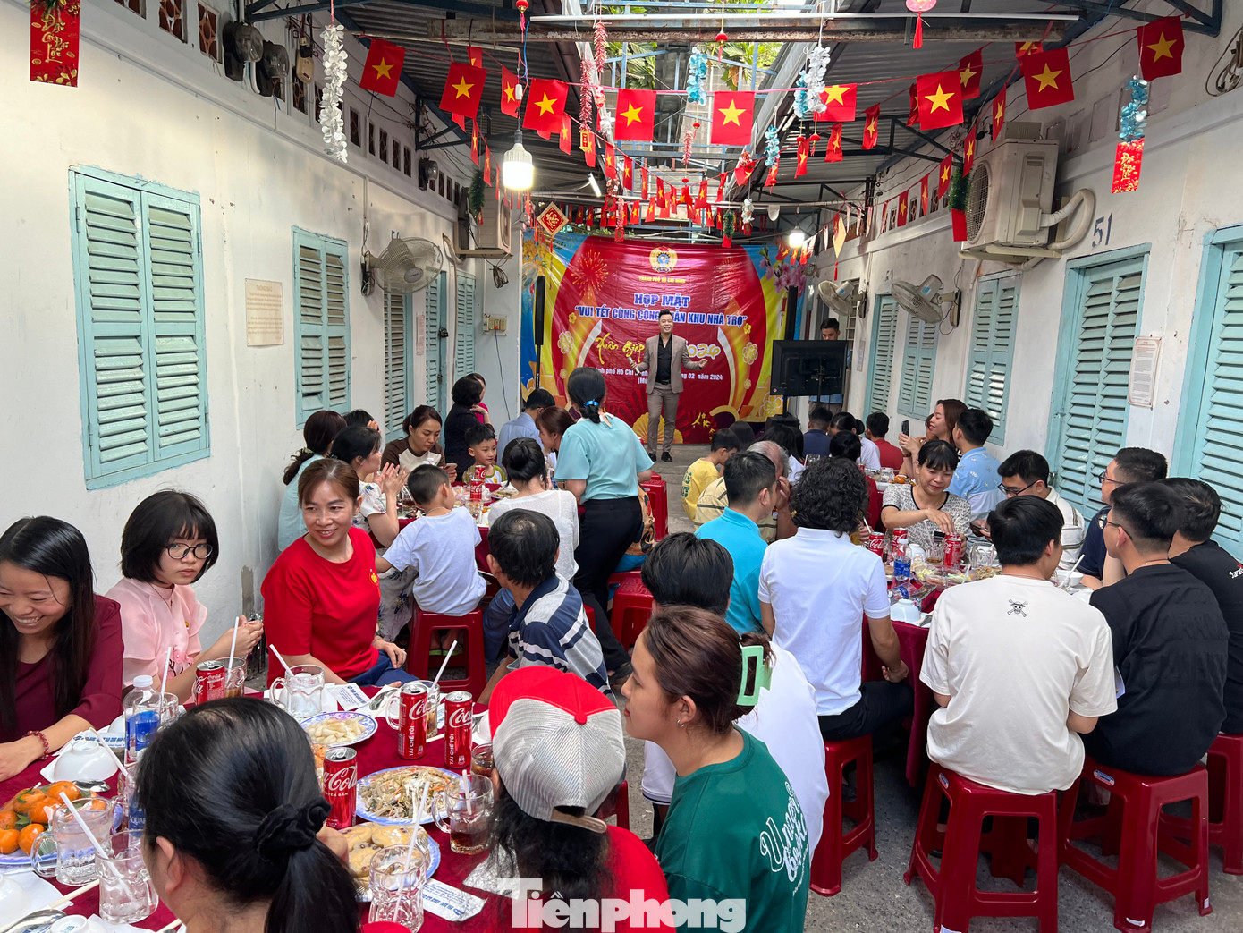 Công nhân ở lại cùng nhau thưởng thức văn nghệ, dùng bữa cơm thân mật đầu năm mới