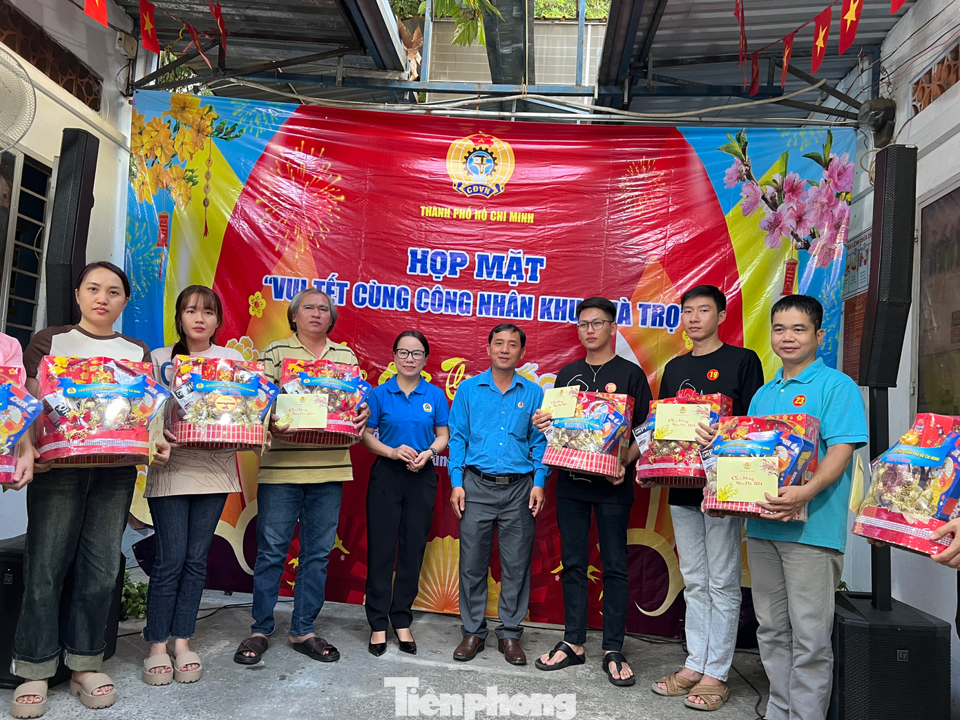 Các công nhân lao động đón Tết xa quê nhận quà từ LĐLĐ TPHCM