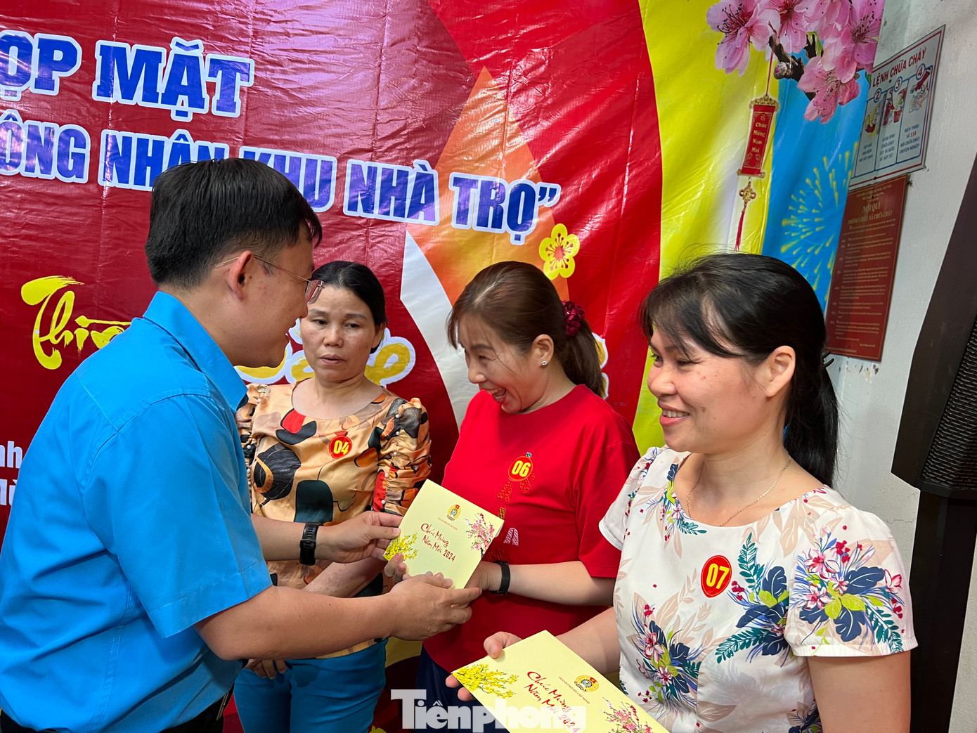 Lãnh đạo LĐLĐ TPHCM tặng quà cho công nhân đón Tết xa quê