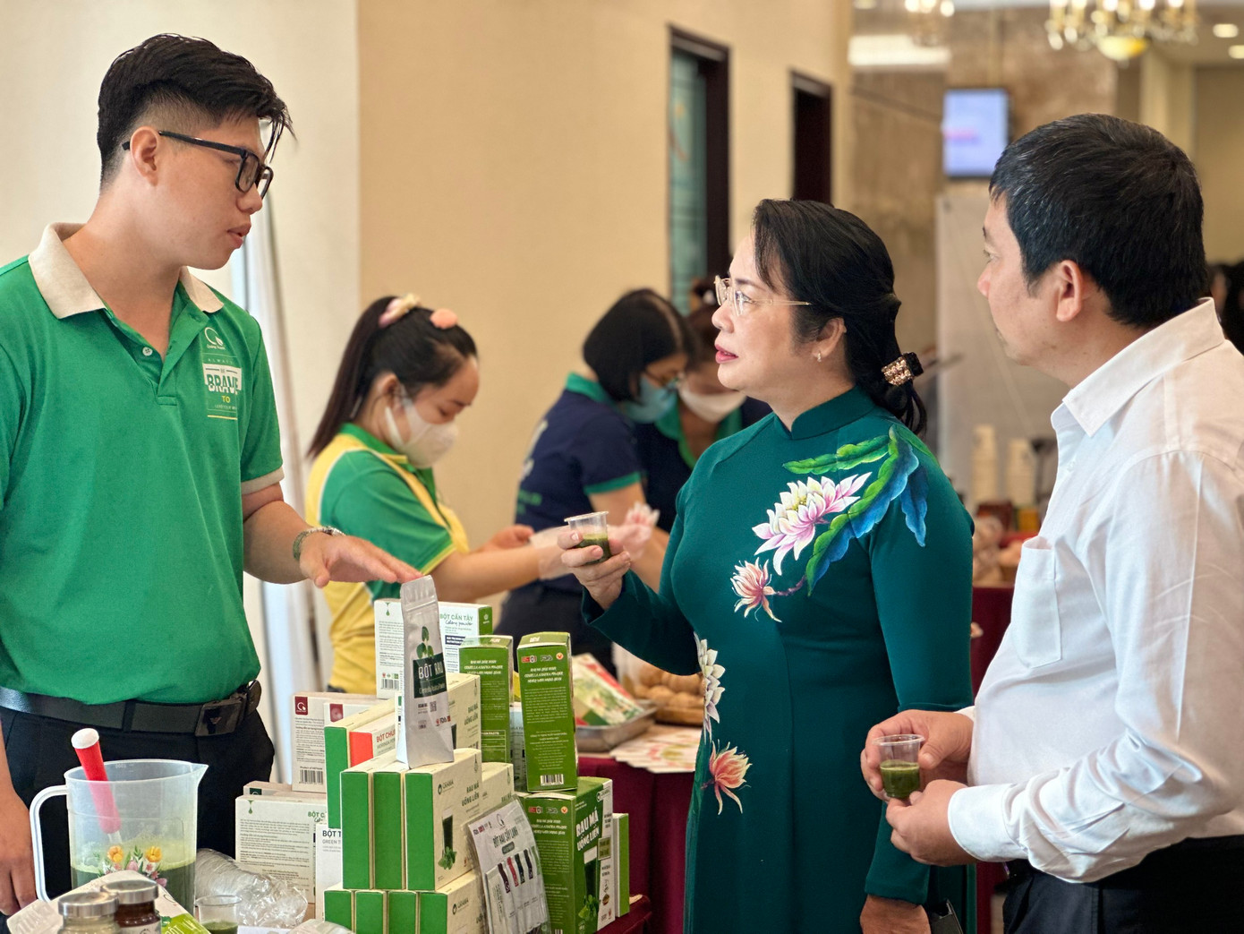 Bà Trần Kim Yến - Chủ tịch Ủy ban MTTQ Việt Nam TPHCM - trao đổi với DN.