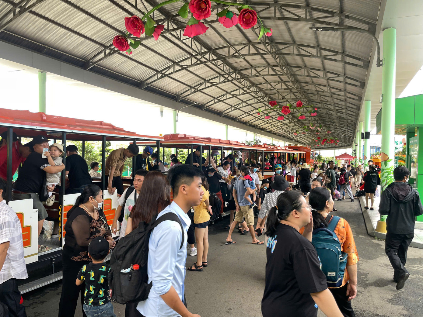 Tuy đông đúc nhưng hầu hết du khách đến các khu vui chơi giải trí không ở lại cả ngày vì sợ trời mưa về chiều.