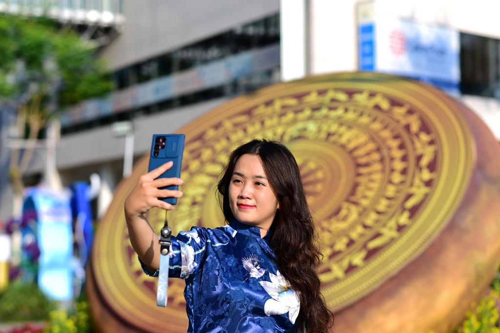 Biểu tượng trống đồng Đông Sơn tại hội hoa xuân Phú Mỹ Hưng. Biểu tượng trống đồng Đông Sơn tại hội hoa xuân Phú Mỹ Hưng.