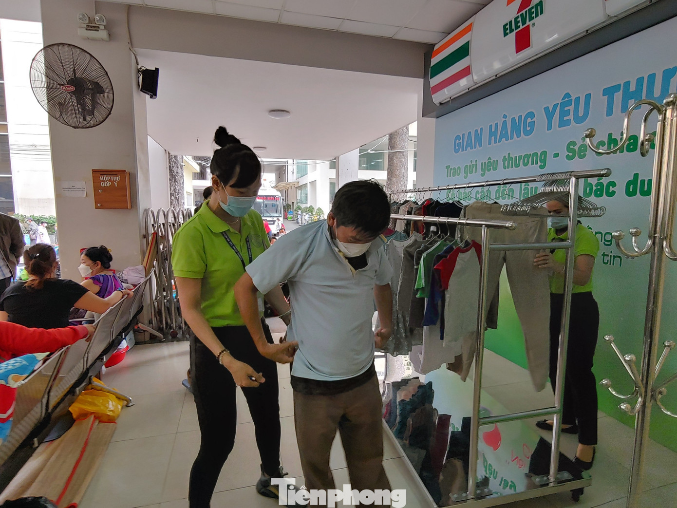 Đây là những hoạt động của phòng Công tác xã hội Bệnh viện Chợ Rẫy nhằm chăm lo, nâng đỡ sức khỏe tinh thần cho người. Theo cán bộ, nhân viên phòng Công tác xã hội, hoạt động nâng đỡ tinh thần cho bệnh nhân ung thư rất quan trọng. Thực tế cho thấy, người dân quan niệm mắc ung thư như “án tử”, nghe đến ung thư là sợ. Người bệnh ung thư không dễ chấp nhận, họ dễ dao động nên mình phải đồng hành cùng họ. Thời gian qua, chúng tôi luôn cố gắng làm sao để nâng đỡ tinh thần cho bệnh nhân tốt nhất, giúp họ lạc quan, tin tưởng vào phác đồ điều trị, vượt qua được căn bệnh này.