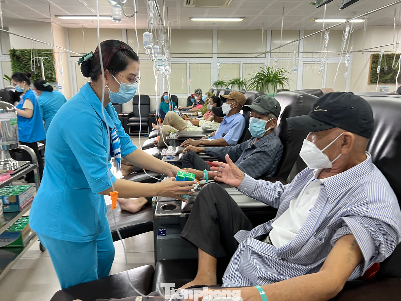 Được phục vụ bánh, sữa tận nơi, bệnh nhân khoa Hóa trị nằm thư giãn trên ghế truyền, chầm chậm thả hồn vào những bản nhạc nhẹ, hoặc lướt wifi, đọc sách báo, xem tivi giải trí… Ông K. (70 tuổi) tay vẫn cắm dây truyền dịch nhưng vẫn vui vẻ, pha trò: “Chúng tôi ngồi trên chiếc ghế truyền hóa chất mà có cảm giác như đang ngồi ghế hạng thương gia của máy bay”.