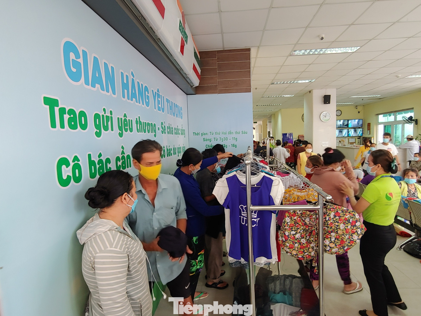Tại nhà nghỉ thân nhân bệnh nhân, gian hàng 0 đồng mở cửa đón khách thường xuyên. Gian hàng khởi đầu từ những chia sẻ đồ cũ của nhân viên bệnh viện và lớn dần lan tỏa ra cộng đồng. Mỗi ngày, gian hàng trao tặng cả trăm chiếc quần, áo, túi xách... đến người cần.