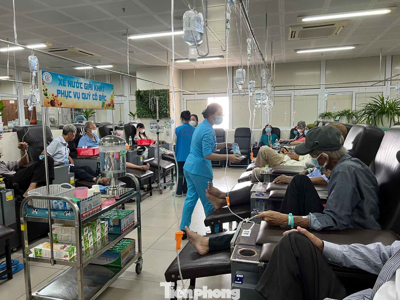 Ở một nơi khác trong bệnh viện, bệnh nhân suy thận cũng được thư giãn trong thời gian chạy thận khi nghe nhạc, xem phim hoạt hình, ăn uống miễn phí…