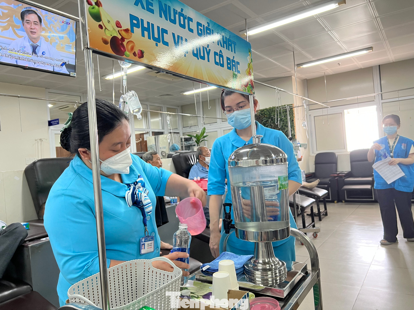 Nhân viên phòng CTXH như những cô tiếp viên hàng không, phục vụ những vị khách hạng thương gia bằng cả tấm lòng yêu thương, sự thấu hiểu và lòng tận tâm chăm sóc...