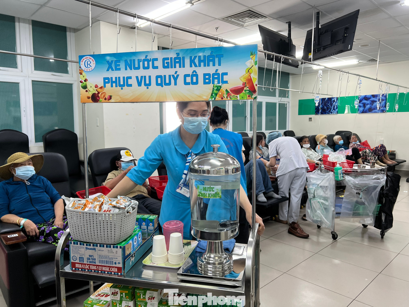 Tại khoa Hóa trị bệnh viện Chợ Rẫy (TPHCM), đều đặn 2 lần mỗi ngày, nhân viên phòng Công tác xã hội lại đẩy chiếc xe ăm ắp các loại bánh bơ, sữa tươi, nước lọc… đến từng dãy ghế truyền để gửi tặng bệnh nhân. “Con gửi tặng cô, bác phần bánh sữa miễn phí ạ” – chị Nguyễn Thị Ngọc Hân, nhân viên phục vụ nhẹ nhàng nói. Không chỉ phát bánh sữa, chị Hân còn quan sát xem cô, bác nào cần gì sẽ hỗ trợ thêm.