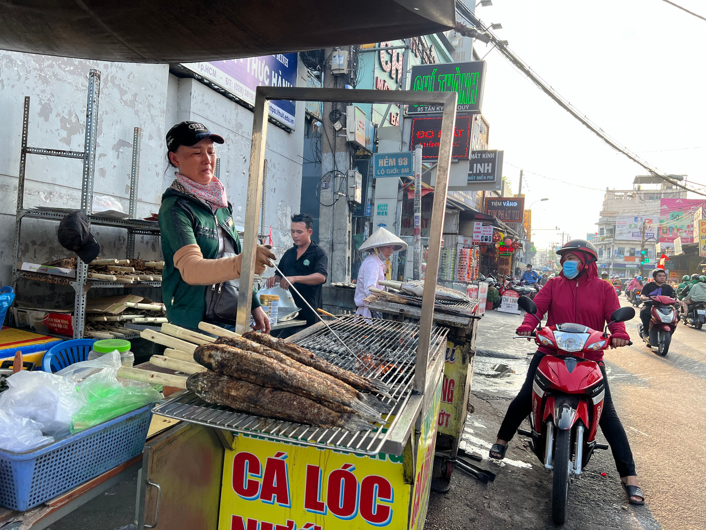 Nhiều người tranh thủ ghé mua sớm cá lóc nướng để cúng vía Thần Tài vào rạng sáng 19/2 Nhiều người tranh thủ ghé mua sớm cá lóc nướng để cúng vía Thần Tài vào rạng sáng 19/2