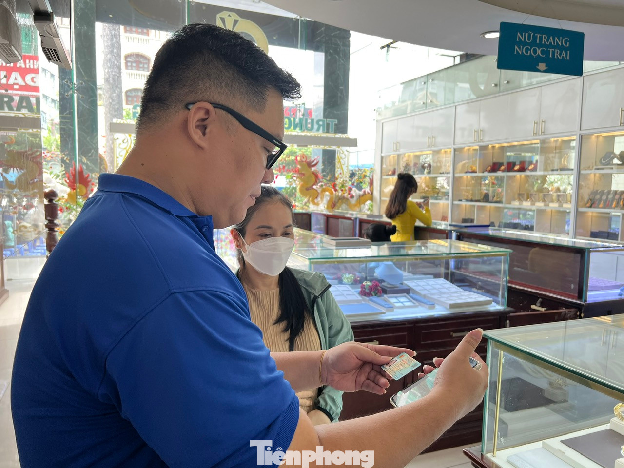 Sau khi đăng ký mua vàng miếng SJC trực tuyến, khách sẽ chụp lại màn hình thông tin đặt lịch, và đến địa điểm giao dịch theo địa chỉ và thời gian đã xác nhận lịch hẹn để thực hiện giao dịch. Khi đến thanh toán và nhận vàng, khách hàng cung cấp mã QR, CCCD để nhân viên kiểm tra.