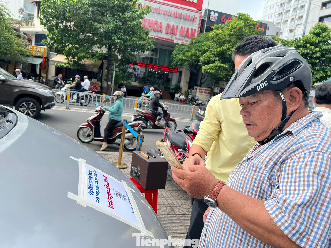 Ngày 20/6, Công ty TNHH MTV Vàng bạc đá quý Sài Gòn - SJC (Nguyễn Thị Minh Khai, quận 3, TPHCM) bắt đầu mở bán vàng SJC online cho khách hàng cá nhân có nhu cầu. Khách hàng truy cập để đăng ký mua vàng miếng SJC mà không mất thời gian xếp hàng chờ lấy số.