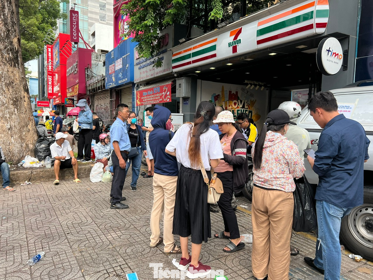 Bên ngoài, vẫn còn nhiều khách chưa nắm được thông tin Công ty SJC đã chuyển sang bán vàng online, nhiều người chia sẻ mã QR để khách hàng cùng đăng ký.