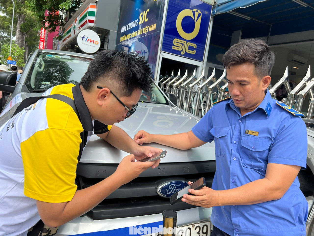 Nhân viên tại Công ty SJC cung cấp mã QR và hướng dẫn khách đăng ký mua vàng miếng SJC ngay tại chỗ.