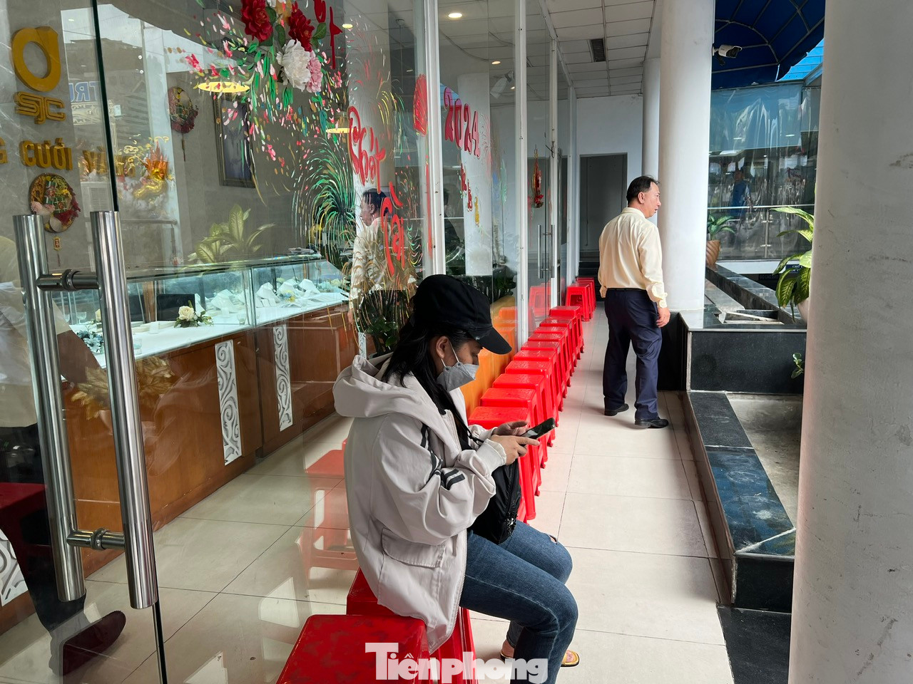 Một khách hàng đang đăng ký vào website của Công ty SJC để mua vàng online, khu vực chờ vắng hoe người.