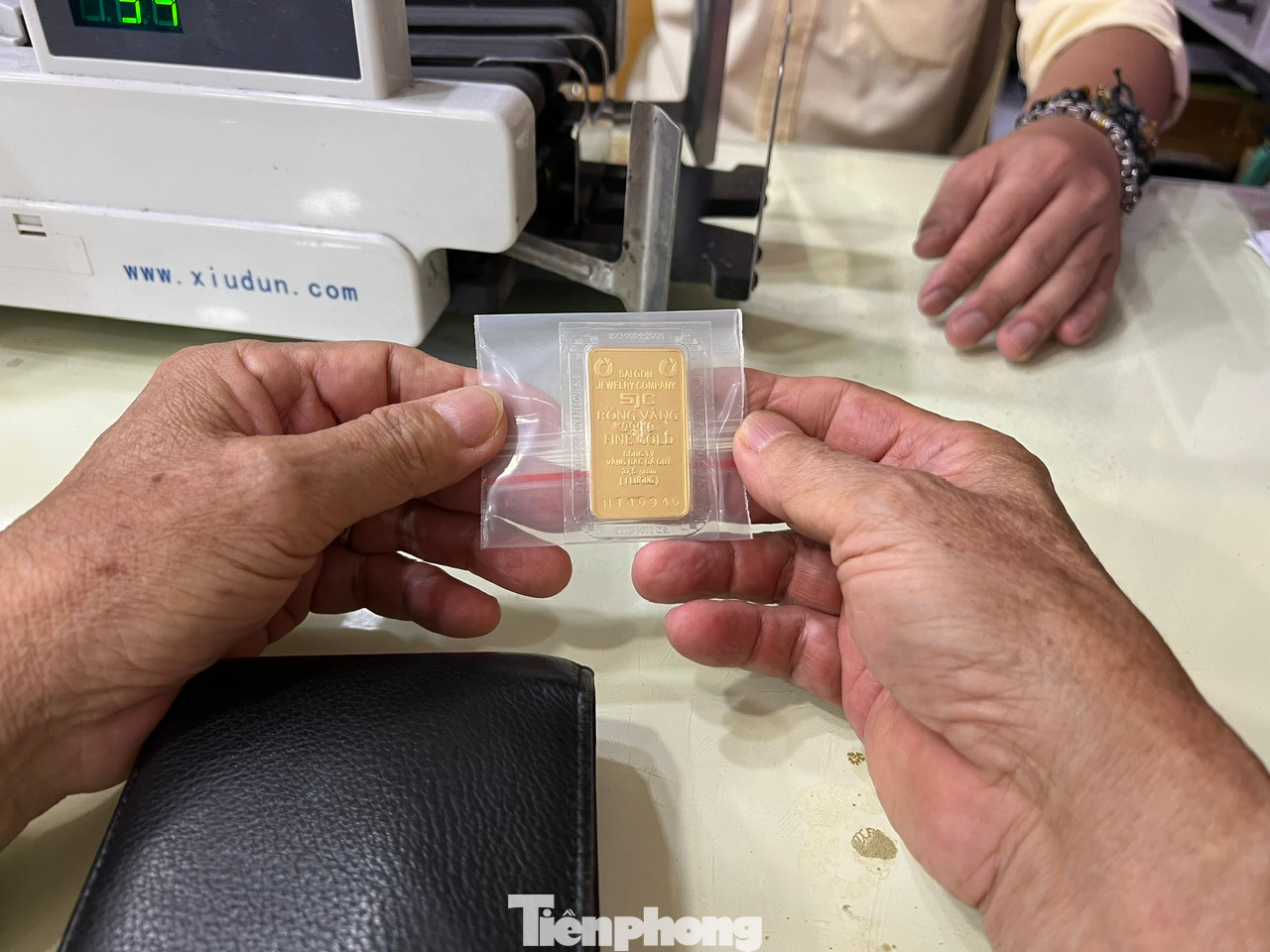 Trong ngày 20/6, giá vàng miếng SJC tại Công ty SJC niêm yết với giá 74,98 - 76,98 triệu đồng/lượng. Mỗi khách hàng sẽ được mua một lượng vàng tại Công ty SJC và có thể quay trở lại để tiếp tục mua vàng sau một tháng. Công ty SJC sẽ căn cứ vào mã số trên CCCD của từng khách hàng khi mua vàng.