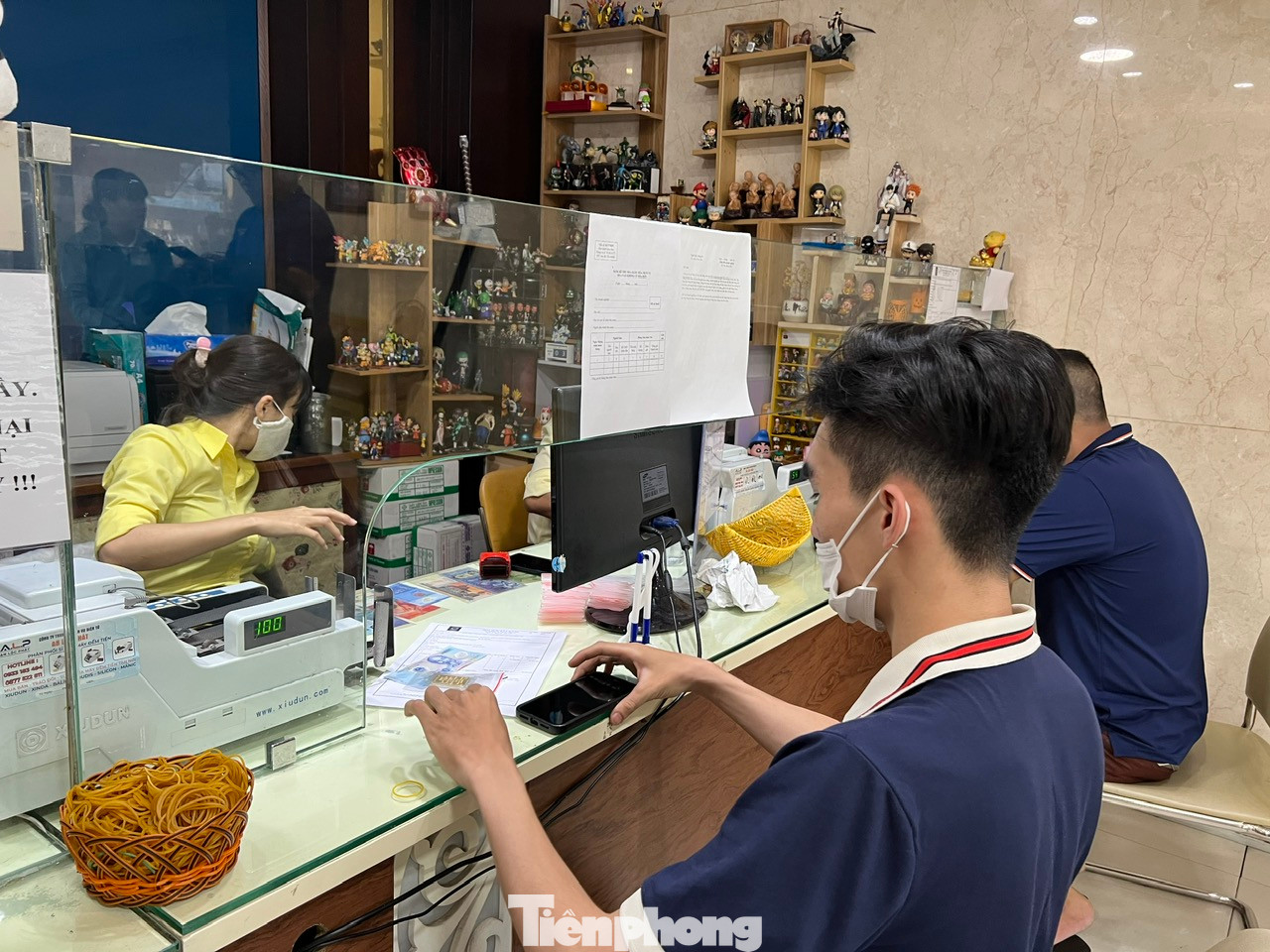 Khách hàng có thể mua vàng bằng tiền mặt hoặc chuyển khoản tùy ý theo thông tin đã đăng ký trực tuyến.