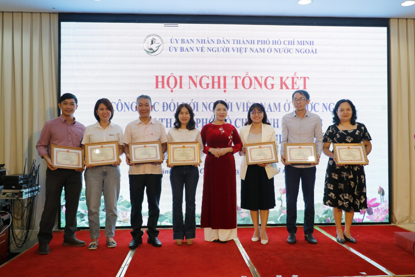 PV báo Tiền Phong (thứ 4 từ trái qua) được nhận giấy khen trong công tác tích cực tuyên truyền về hoạt động người Việt Nam ở nước ngoài năm 2023