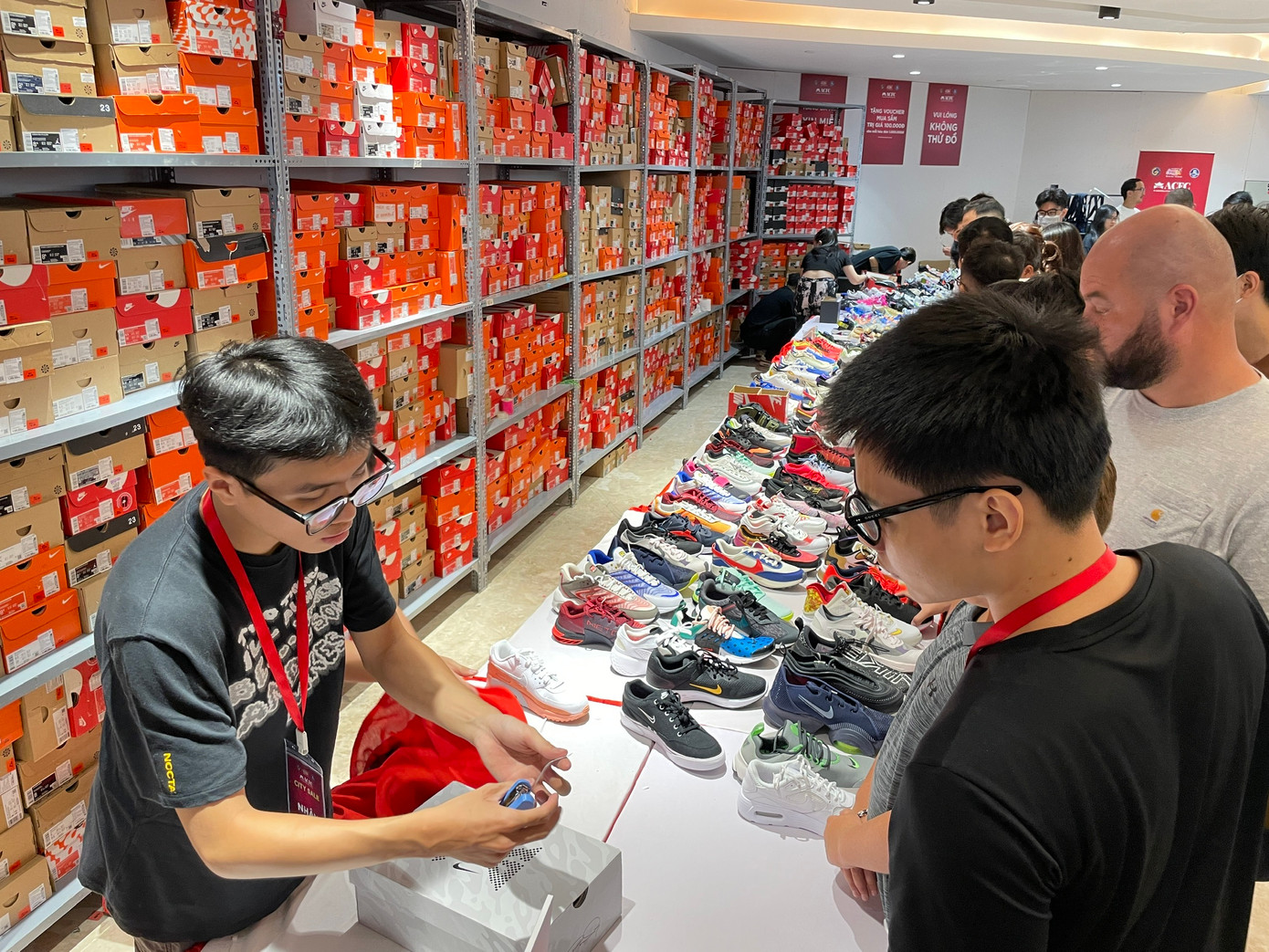 Kiểm tra hàng, xuất xứ nguồn gốc ngay tại quầy