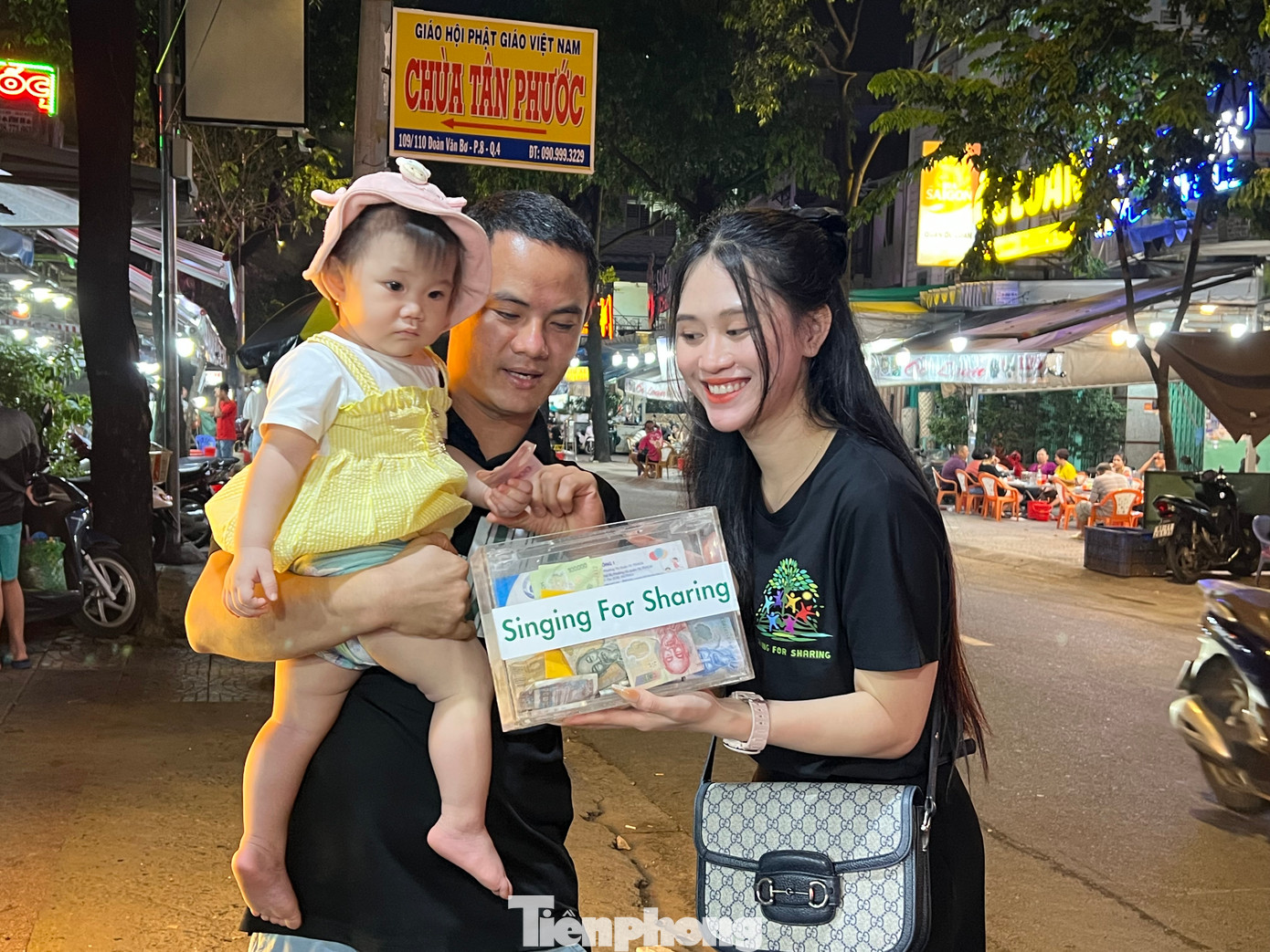 Một người đi đường thấy nhóm hát và biết mục đích của các bạn trẻ đã bế con đến ủng hộ. Ca sĩ Jee Trần (phải) tâm sự, dù công việc bận rộn nhưng cô đều dành hai ngày cuối tuần để đi hát cùng nhóm. Cô ca sĩ 9X này còn "rủ rê" mẹ theo cùng. "Đây là việc làm mà mẹ em rất ủng hộ. Hai mẹ con đã đồng hành cùng nhóm được hơn một năm. Em rất hạnh phúc khi góp một phần nhỏ bé của mình để giúp đỡ các bệnh nhi nghèo, mong các em có thêm động lực để vượt qua khó khăn" - Jee Trần bộc bạch. Một người đi đường thấy nhóm hát và biết mục đích của các bạn trẻ đã bế con đến ủng hộ. Ca sĩ Jee Trần (phải) tâm sự, dù công việc bận rộn nhưng cô đều dành hai ngày cuối tuần để đi hát cùng nhóm. Cô ca sĩ 9X này còn "rủ rê" mẹ theo cùng. "Đây là việc làm mà mẹ em rất ủng hộ. Hai mẹ con đã đồng hành cùng nhóm được hơn một năm. Em rất hạnh phúc khi góp một phần nhỏ bé của mình để giúp đỡ các bệnh nhi nghèo, mong các em có thêm động lực để vượt qua khó khăn" - Jee Trần bộc bạch.