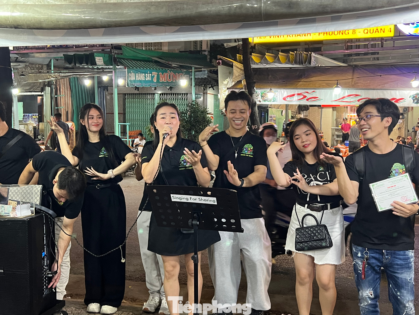 Để chiếm được tình cảm của mọi người như hiện tại, nhóm từng trải qua khoảng thời gian đầu vô cùng khó khăn. Thời gian đầu, vì chưa hiểu được mục đích, ý nghĩa của hoạt động này nên các ca sĩ trẻ chỉ nhận về mình sự nghi ngờ, thậm chí khó chịu của các thực khách. Sau thời gian dài hoạt động, các ca sĩ đường phố dần có được lòng tin của mọi người nhờ những lá thư cảm ơn của bệnh viện, sự công khai, minh bạch của nhóm. Để chiếm được tình cảm của mọi người như hiện tại, nhóm từng trải qua khoảng thời gian đầu vô cùng khó khăn. Thời gian đầu, vì chưa hiểu được mục đích, ý nghĩa của hoạt động này nên các ca sĩ trẻ chỉ nhận về mình sự nghi ngờ, thậm chí khó chịu của các thực khách. Sau thời gian dài hoạt động, các ca sĩ đường phố dần có được lòng tin của mọi người nhờ những lá thư cảm ơn của bệnh viện, sự công khai, minh bạch của nhóm.