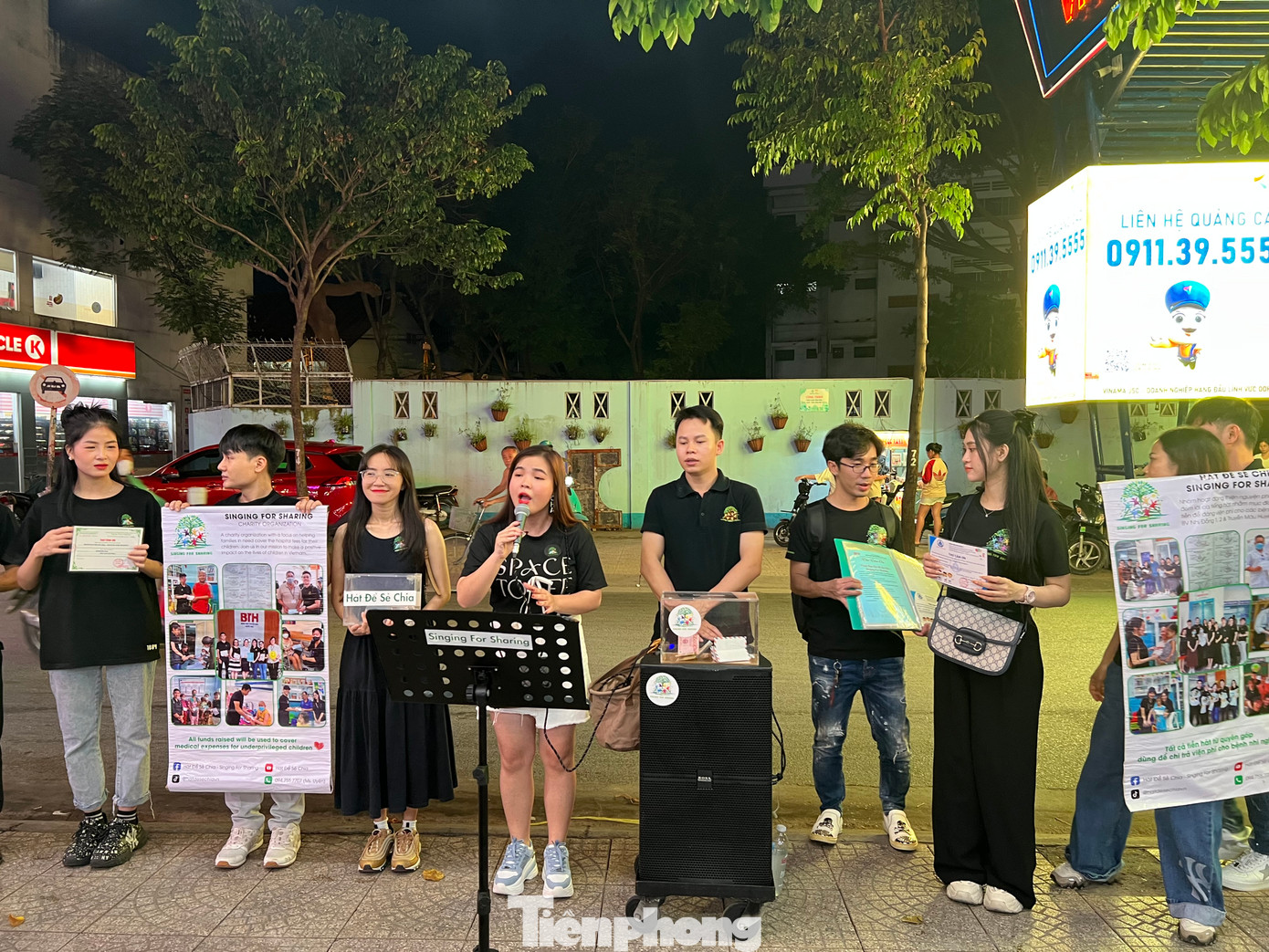 Sau gần 8 năm mang lời ca tiếng hát của mình để gây quỹ cho các bệnh nhi, nhóm 'Hát để sẻ chia" đã đóng tiền viện phí cho các bệnh nhi ở Bệnh viện Nhi đồng 1, Bệnh viện Nhi đồng 2 và Bệnh viện Truyền máu huyết học với số tiền hơn 3 tỷ đồng. Sau gần 8 năm mang lời ca tiếng hát của mình để gây quỹ cho các bệnh nhi, nhóm 'Hát để sẻ chia" đã đóng tiền viện phí cho các bệnh nhi ở Bệnh viện Nhi đồng 1, Bệnh viện Nhi đồng 2 và Bệnh viện Truyền máu huyết học với số tiền hơn 3 tỷ đồng.