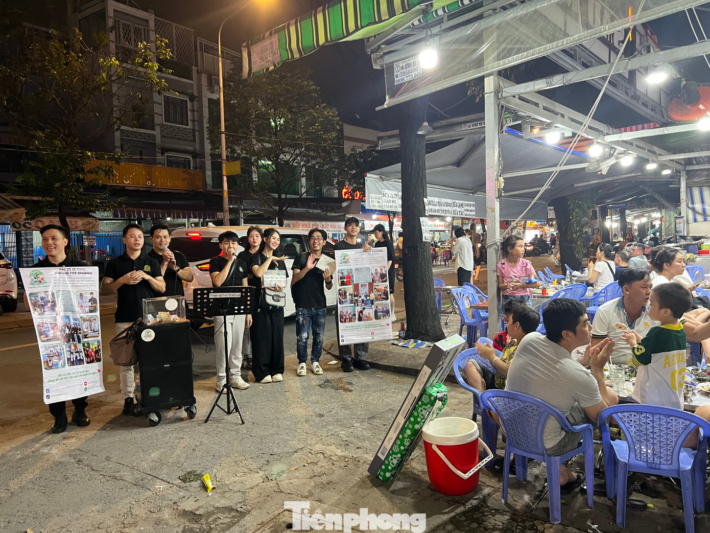 Không có sân khấu hoành tráng và ánh đèn màu rực rỡ cũng như không có người hâm mộ. Chỉ có những tràng pháo tay động viên của thực khách… như những lời động viên các bạn trẻ đã kiên trì thực hiện những công việc thiện nguyện thầm lặng và vô cùng có ý nghĩa. Không có sân khấu hoành tráng và ánh đèn màu rực rỡ cũng như không có người hâm mộ. Chỉ có những tràng pháo tay động viên của thực khách… như những lời động viên các bạn trẻ đã kiên trì thực hiện những công việc thiện nguyện thầm lặng và vô cùng có ý nghĩa.