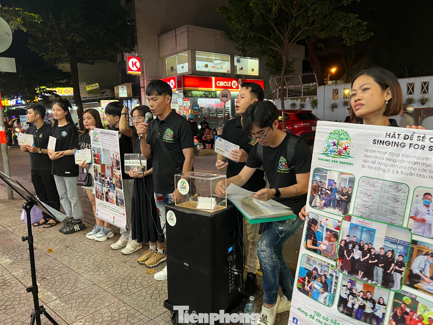 Từng thành viên thay nhau hát để phục vụ thực khách. Đặc biệt là, họ không hát mưu sinh mà để quyên góp tiền giúp đỡ bệnh nhi có hoàn cảnh khó khăn đang điều trị bệnh ở TPHCM. Từng thành viên thay nhau hát để phục vụ thực khách. Đặc biệt là, họ không hát mưu sinh mà để quyên góp tiền giúp đỡ bệnh nhi có hoàn cảnh khó khăn đang điều trị bệnh ở TPHCM.