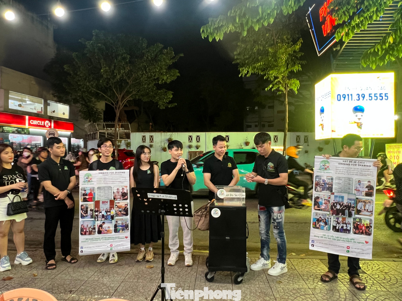 20h ngày 5/10, tại phố ẩm thực trên đường Vĩnh Khánh (quận 4, TPHCM), hơn 20 thành viên nhóm Hát để sẻ chia - Singing For Sharing bắt đầu công việc của mình. Với bộ đồ nghề chỉ gồm chiếc micro, thùng loa di động, các thành viên đến từng quán ăn mang lời ca tiếng hát phục vụ thực khách. 20h ngày 5/10, tại phố ẩm thực trên đường Vĩnh Khánh (quận 4, TPHCM), hơn 20 thành viên nhóm Hát để sẻ chia - Singing For Sharing bắt đầu công việc của mình. Với bộ đồ nghề chỉ gồm chiếc micro, thùng loa di động, các thành viên đến từng quán ăn mang lời ca tiếng hát phục vụ thực khách.