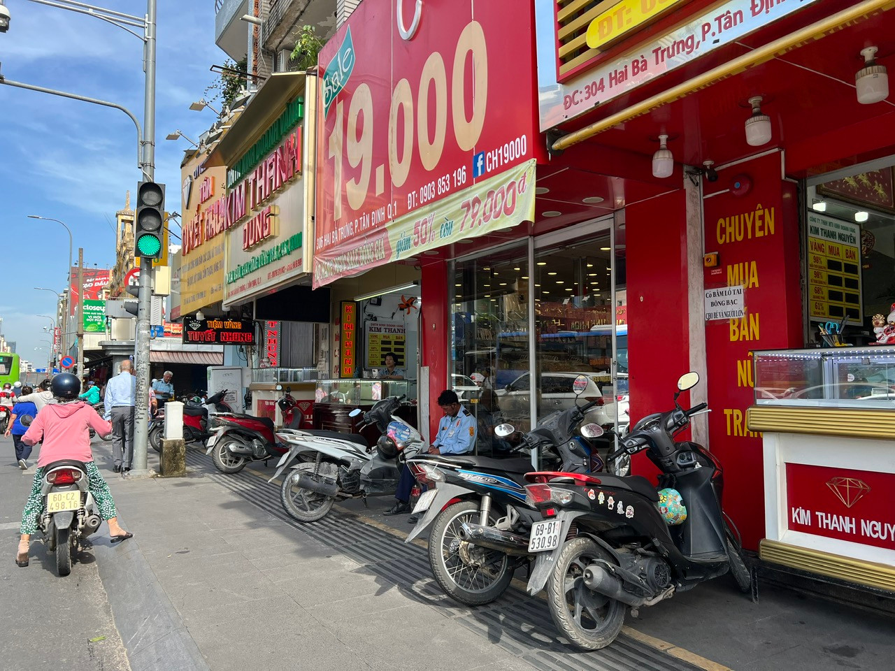 Trong khi đó, loạt tiệm vàng trên đường Hai Bà Trưng (quận 1) ế ẩm, vắng khách.