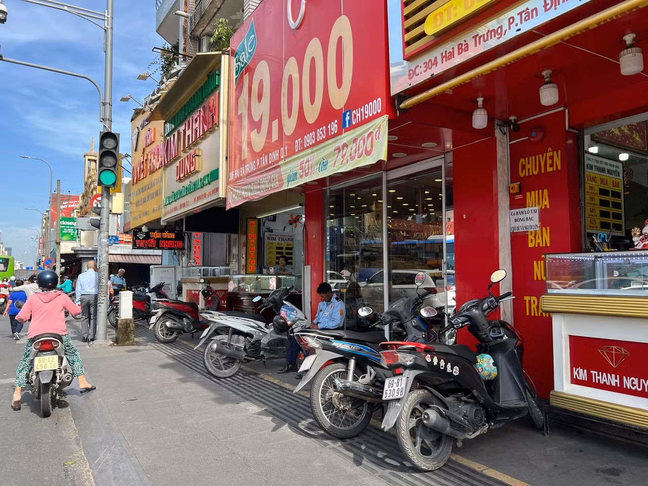 Trong khi đó, loạt tiệm vàng trên đường Hai Bà Trưng (quận 1) ế ẩm, vắng khách.