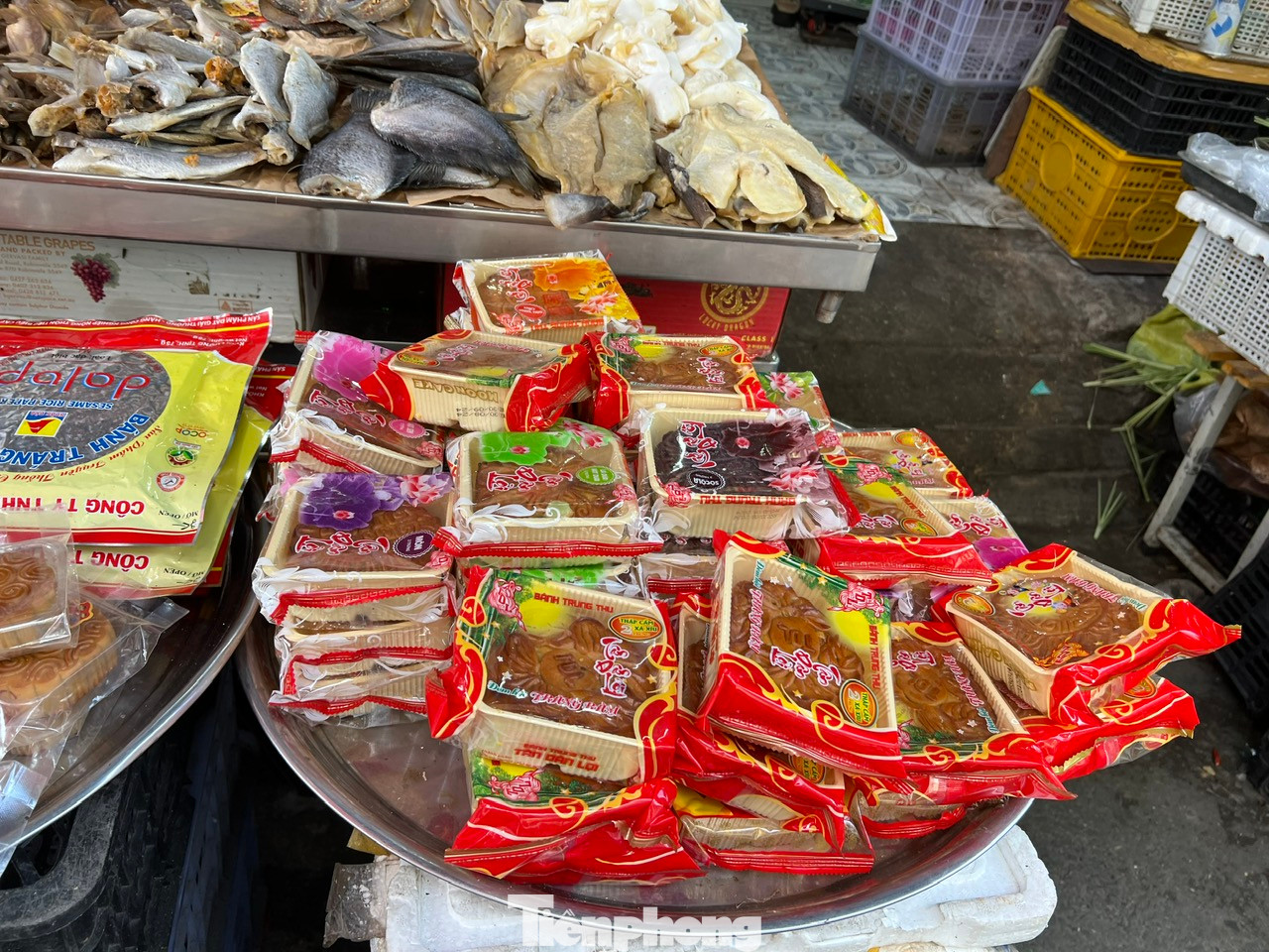 Ở chợ truyền thống, bánh trung thu được bày bán chung với cá khô, nước mắm... Ở chợ truyền thống, bánh trung thu được bày bán chung với cá khô, nước mắm...