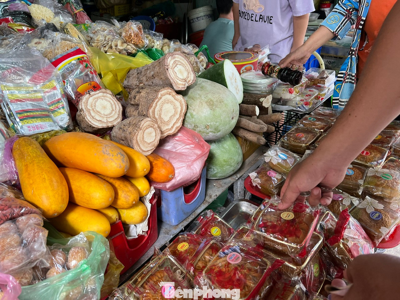 Bánh trung thu "3 không" nằm chung với rau củ bày bán ở chợ truyền thống Bánh trung thu "3 không" nằm chung với rau củ bày bán ở chợ truyền thống