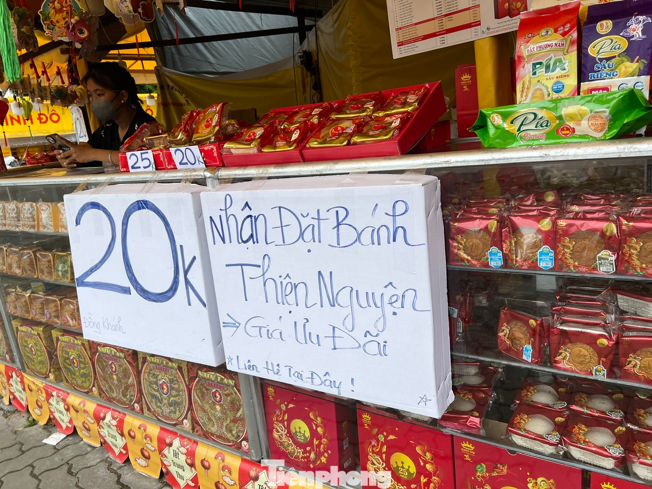 Bánh trung thu còn ê hề dù đã cận Tết Trung thu Bánh trung thu còn ê hề dù đã cận Tết Trung thu