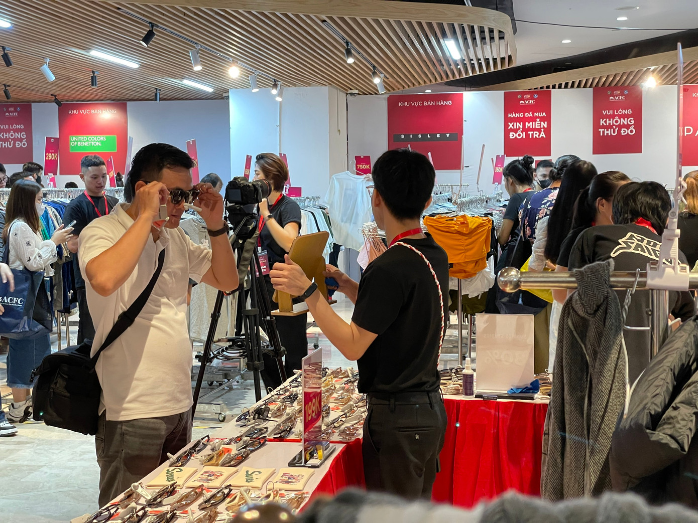 Nhiều sản phẩm có giá khuyến mãi quá rẻ, khách chọn mua 2 - 3 sản phẩm cùng lúc để thay đổi