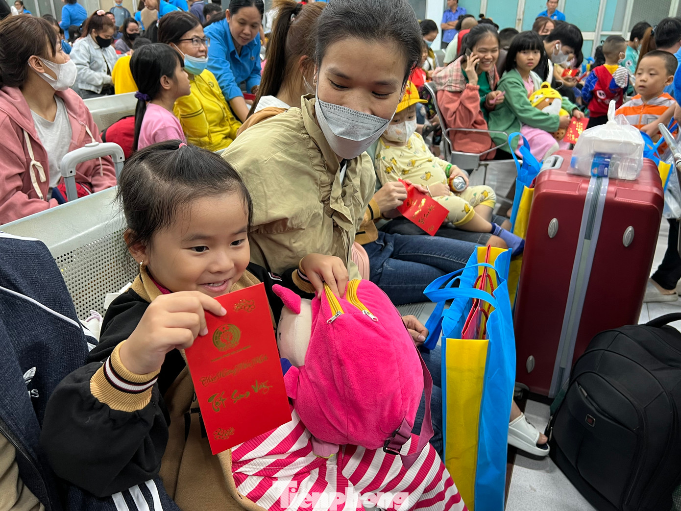 Em bé vui mừng được nhận bao lì xì đỏ