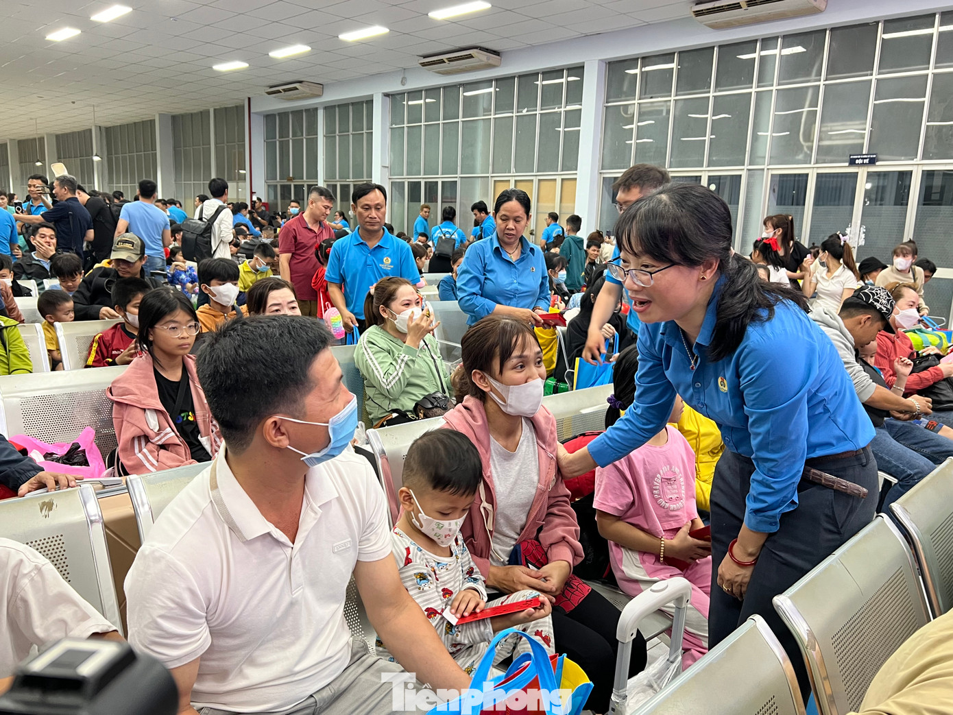 Chủ tịch LĐLĐ TPHCM Trần Thị Diệu Thúy lì xì cho con công nhân và gửi lời chúc Tết đến các gia đình