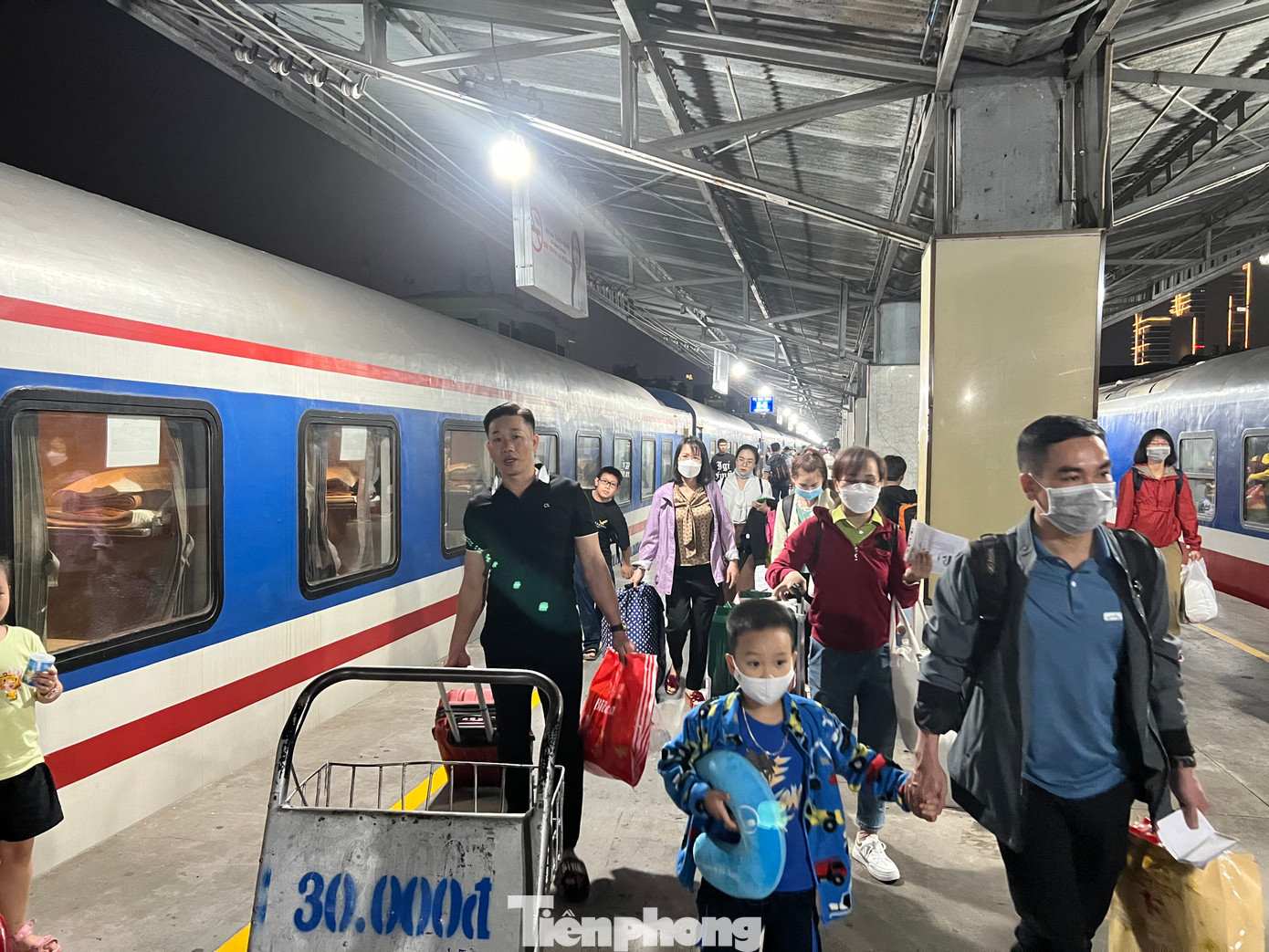 Những công nhân nhiều năm không được về quê đón Tết hạnh phúc trên "chuyến tàu mùa xuân"