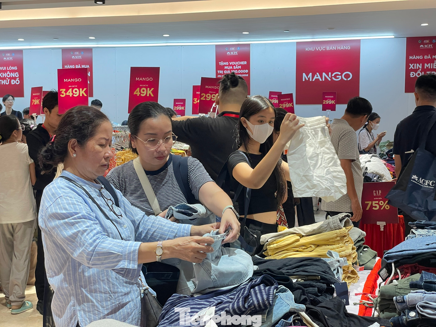 Tại Union Square (quận 1), Tòa nhà Khoa học Công nghệ (quận 11), Trung tâm Thương mại SC VivoCity (quận 7) đang diễn ra chương trình khuyến mãi hàng hiệu với mức giảm giá lên tới 80 – 90% đối với nhiều sản phẩm, từ quần áo, giày dép, túi xách cho đến phụ kiện, mỹ phẩm...