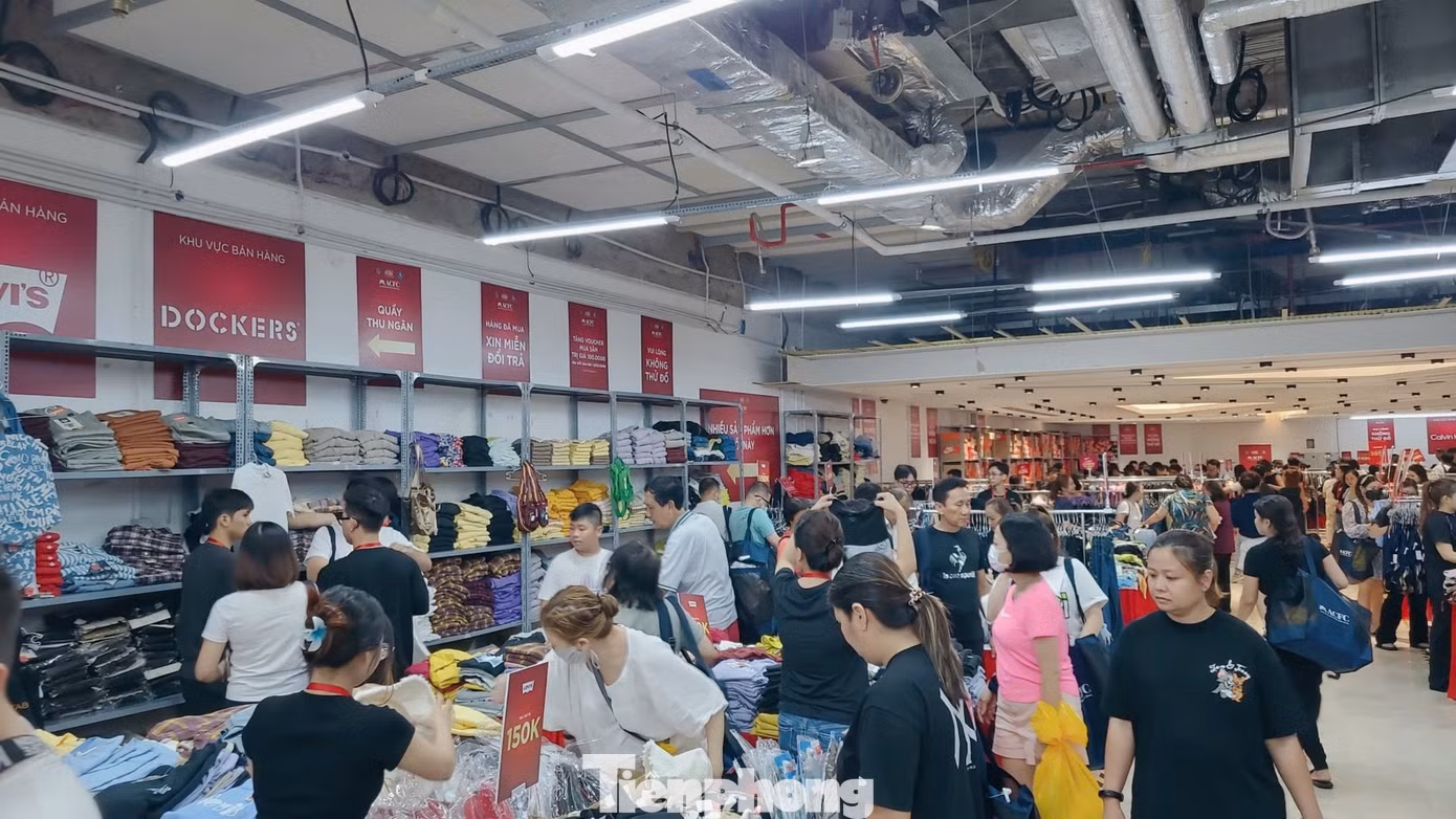 Ông Lê Huỳnh Minh Tú, Phó Giám đốc Sở Công Thương TPHCM cho biết, các đợt giảm giá phục vụ nhu cầu mua sắm trong những ngày lễ không chỉ là dịp để doanh nghiệp tiếp cận người tiêu dùng, mà còn giúp người tiêu dùng mua được hàng chất lượng với giá phải chăng. Ông Lê Huỳnh Minh Tú, Phó Giám đốc Sở Công Thương TPHCM cho biết, các đợt giảm giá phục vụ nhu cầu mua sắm trong những ngày lễ không chỉ là dịp để doanh nghiệp tiếp cận người tiêu dùng, mà còn giúp người tiêu dùng mua được hàng chất lượng với giá phải chăng.