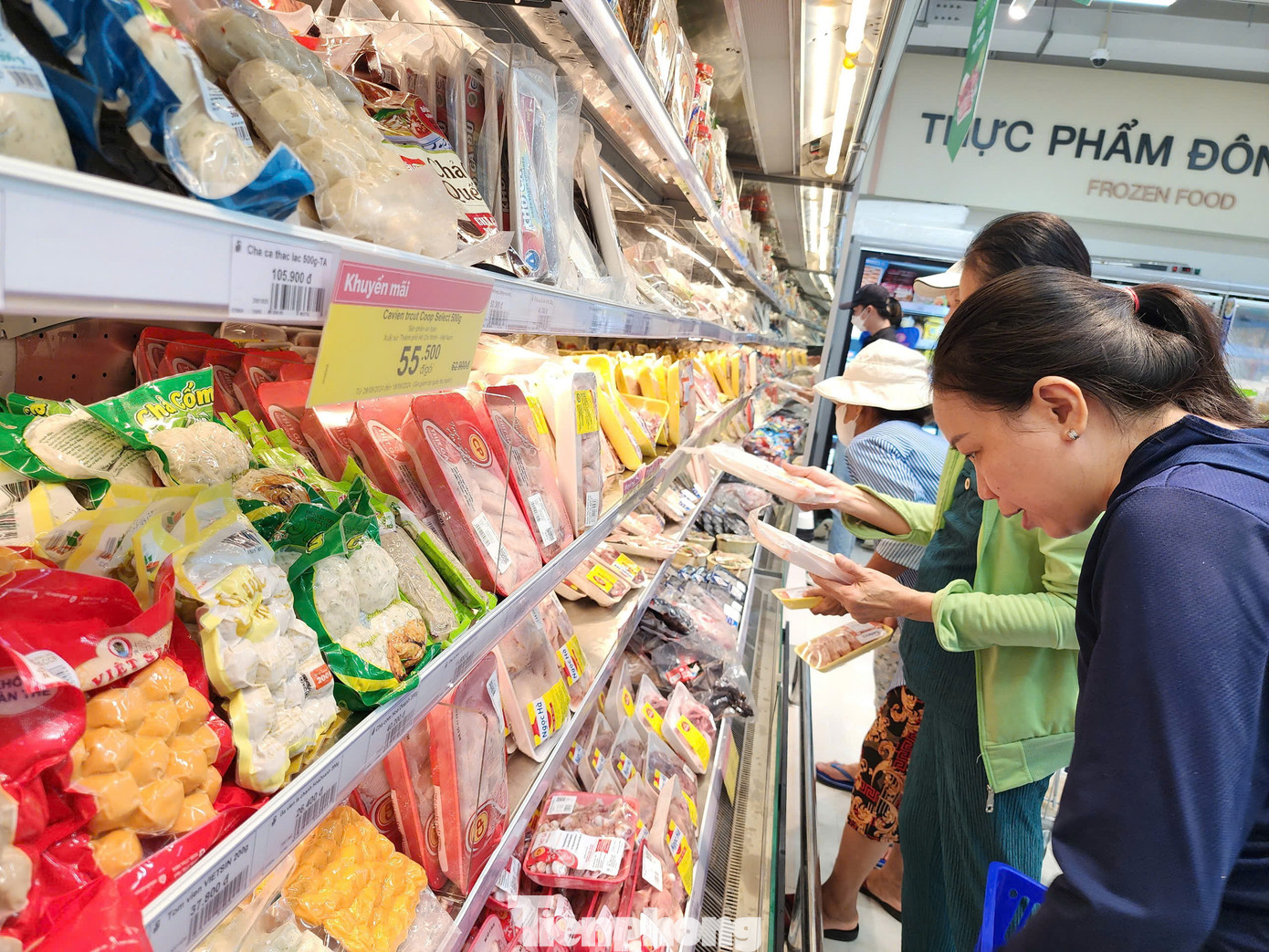 Ông Nguyễn Ngọc Thắng, Phó Tổng giám đốc Saigon Co.op cho biết, việc giảm giá mạnh trong dịp 2/9 này là hoạt động của tháng “Tự hào hàng Việt” được siêu thị triển khai đến ngày 4/9. Theo đó, có nhiều chương trình khuyến mãi hấp dẫn như mua 2 tặng 1, mua 1 tặng 1; giảm giá đến 50% nhiều loại rau củ, thịt tươi sống…