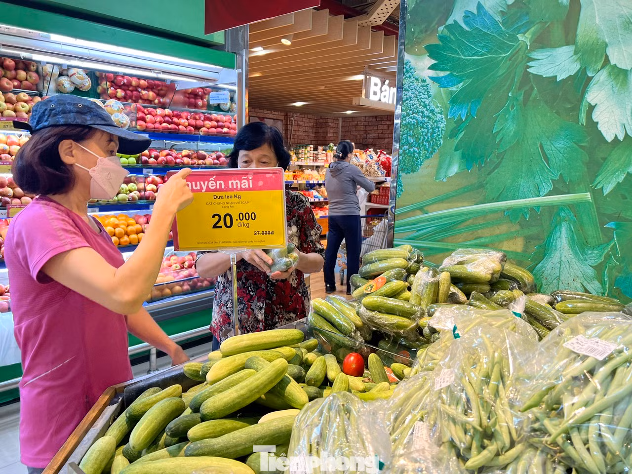 “Dưa leo giảm còn 20.000 đồng/kg, mồng tơi 18.500 đồng/gói, cà chua 25.500 đồng/kg… Thịt heo, thịt gà, cá biển đều tươi ngon. Những dịp lễ Tết, hàng hóa càng tươi ngon và càng có nhiều ưu đãi hỗ trợ khách hàng mua sắm” – chị Đỗ Quyên (45 tuổi, nhân viên văn phòng) cho biết. “Dưa leo giảm còn 20.000 đồng/kg, mồng tơi 18.500 đồng/gói, cà chua 25.500 đồng/kg… Thịt heo, thịt gà, cá biển đều tươi ngon. Những dịp lễ Tết, hàng hóa càng tươi ngon và càng có nhiều ưu đãi hỗ trợ khách hàng mua sắm” – chị Đỗ Quyên (45 tuổi, nhân viên văn phòng) cho biết.
