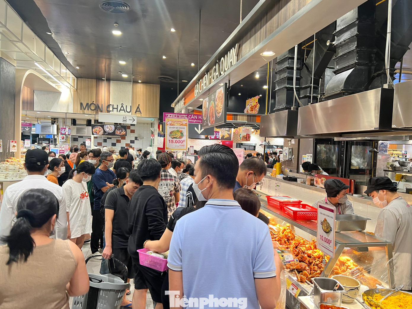 “Tôi cứ nghĩ lễ này nhiều người đi chơi nên siêu thị sẽ vắng, không ngờ khách đến mua lại tấp nập như vậy. Hàng hóa ở siêu thị rất tươi ngon, hầu như không có sản phẩm nào “cháy hàng”. Tuy khách đông nhưng chúng tôi không phải chờ đợi quá lâu ở khu vực thanh toán”, bà Minh Hòa (ngụ đường Bà Hom, quận 6) nói.