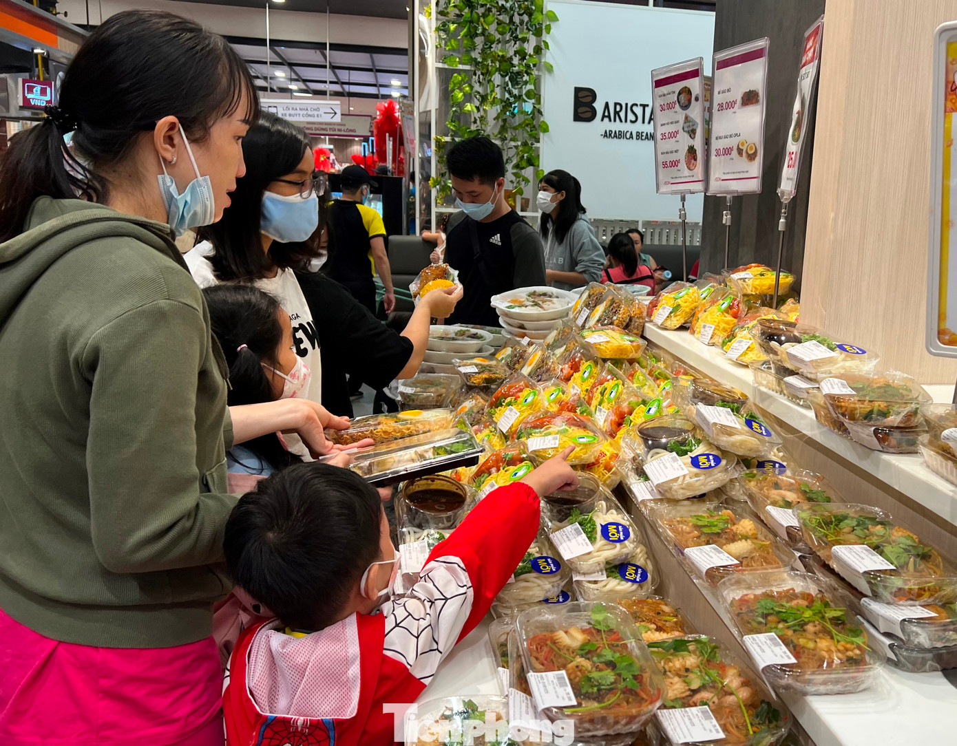 Đại diện nhiều siêu thị cho biết, đã áp dụng giảm giá 50% nhân dịp lễ 2/9 năm nay cho hàng nghìn mặt hàng tiêu dùng thiết yếu, trong đó tập trung nhiều nhất là ngành hàng thực phẩm tươi sống. Dự báo trong dịp lễ năm nay, sức mua sẽ tăng nên các siêu thị đã chuẩn bị nguồn hàng với số lượng tăng khoảng 15% so với năm ngoái. Ngoài những mặt hàng giảm giá, các siêu thị còn phối hợp với nhiều nhà cung cấp giữ giá bình ổn cho nhiều sản phẩm tiêu dùng thiết yếu khác như gạo, dầu ăn, nước mắm…