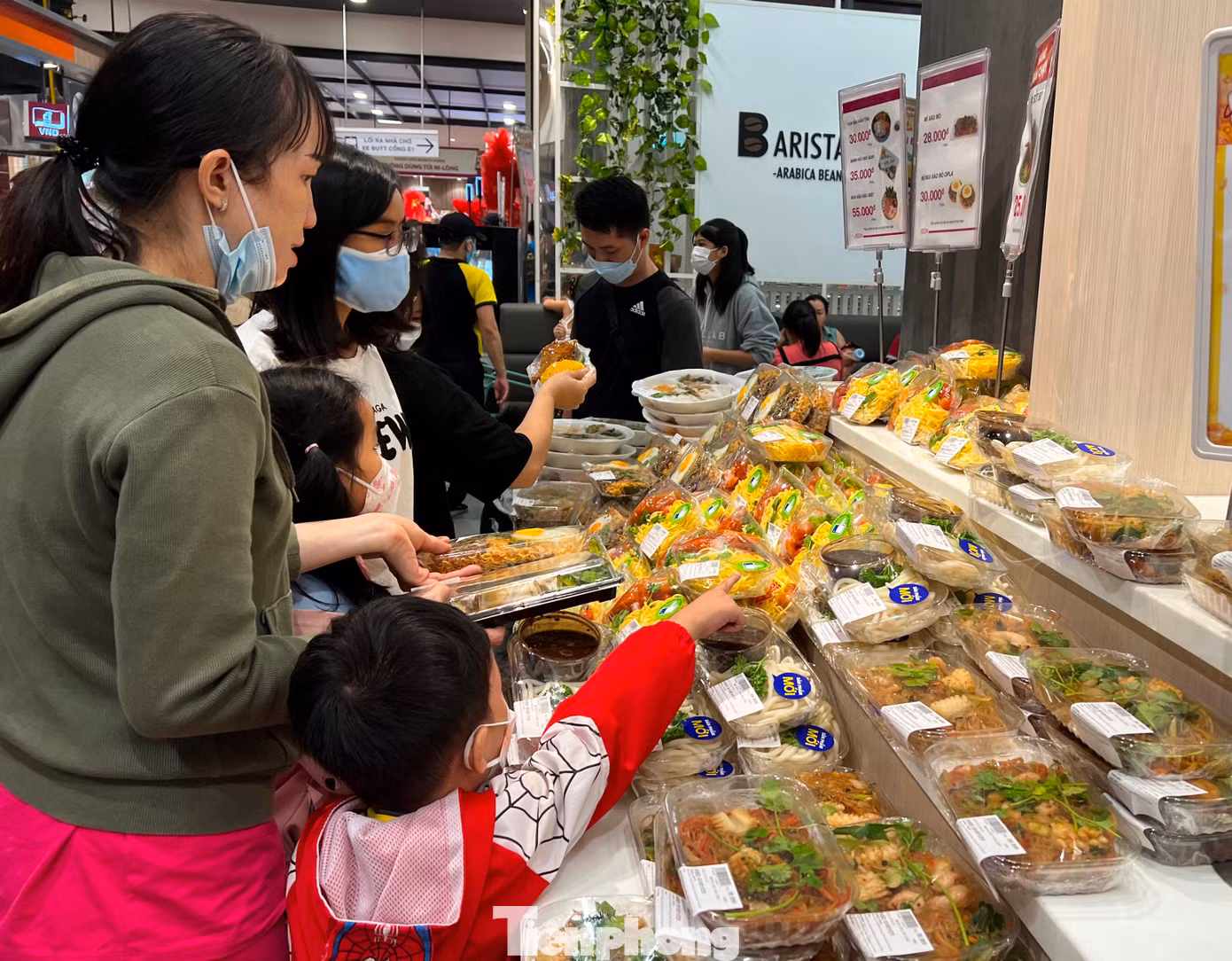 Đại diện nhiều siêu thị cho biết, đã áp dụng giảm giá 50% nhân dịp lễ 2/9 năm nay cho hàng nghìn mặt hàng tiêu dùng thiết yếu, trong đó tập trung nhiều nhất là ngành hàng thực phẩm tươi sống. Dự báo trong dịp lễ năm nay, sức mua sẽ tăng nên các siêu thị đã chuẩn bị nguồn hàng với số lượng tăng khoảng 15% so với năm ngoái. Ngoài những mặt hàng giảm giá, các siêu thị còn phối hợp với nhiều nhà cung cấp giữ giá bình ổn cho nhiều sản phẩm tiêu dùng thiết yếu khác như gạo, dầu ăn, nước mắm… Đại diện nhiều siêu thị cho biết, đã áp dụng giảm giá 50% nhân dịp lễ 2/9 năm nay cho hàng nghìn mặt hàng tiêu dùng thiết yếu, trong đó tập trung nhiều nhất là ngành hàng thực phẩm tươi sống. Dự báo trong dịp lễ năm nay, sức mua sẽ tăng nên các siêu thị đã chuẩn bị nguồn hàng với số lượng tăng khoảng 15% so với năm ngoái. Ngoài những mặt hàng giảm giá, các siêu thị còn phối hợp với nhiều nhà cung cấp giữ giá bình ổn cho nhiều sản phẩm tiêu dùng thiết yếu khác như gạo, dầu ăn, nước mắm…