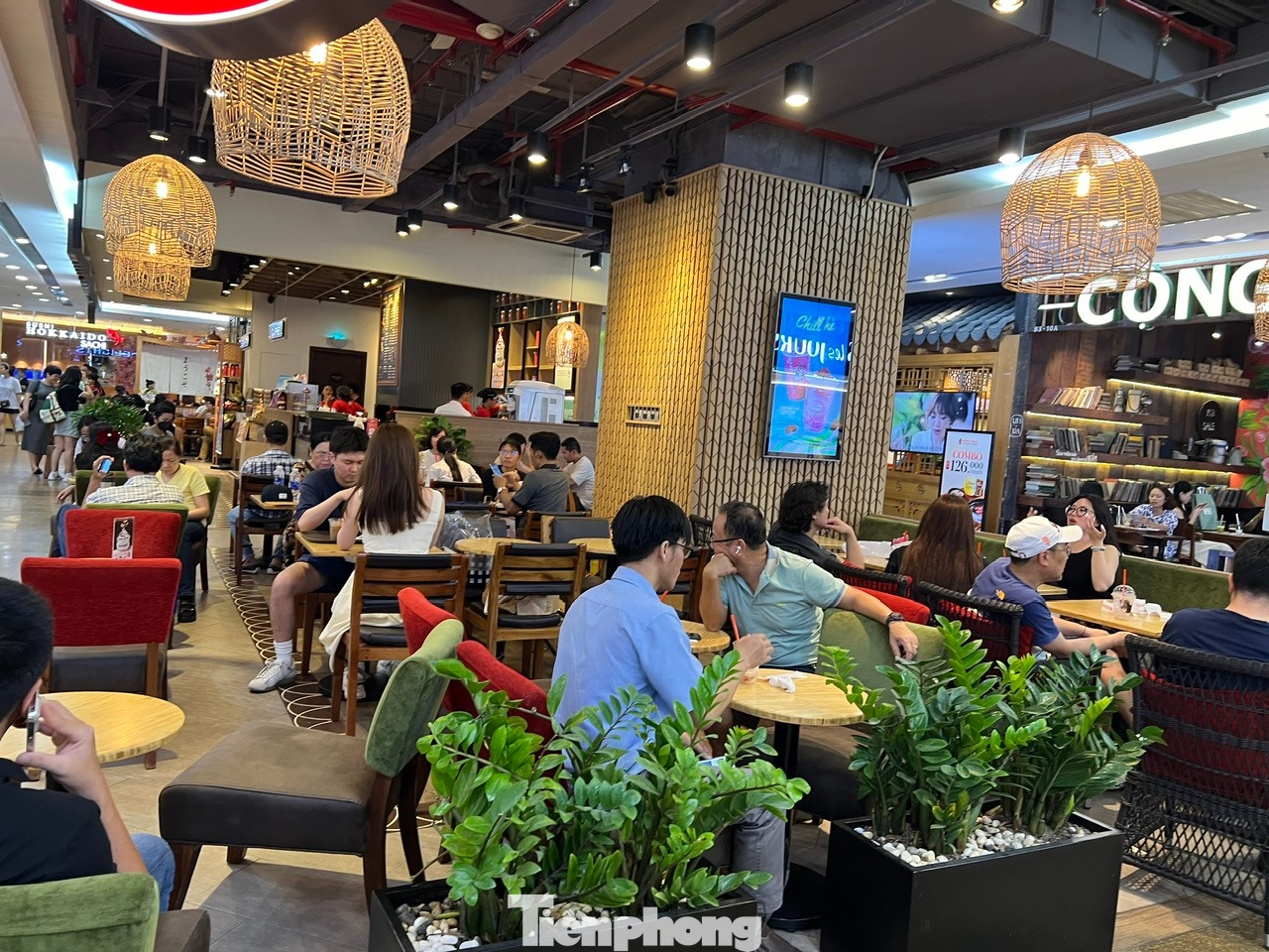 Các quán cà phê, khu vực ẩm thực tại Vincom (quận 1), Vạn Hạnh Mall (quận 10)... gần như không còn chỗ trống